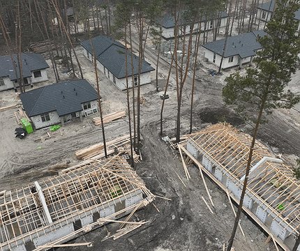 На Київщині будують містечко для ветеранів і їхніх родин: житло зводять у хвойному лісі біля озера - 412x412