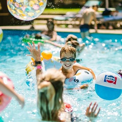 Куди поїхати з дітьми влітку: готелі з басейнами, пляжами та анімацією на Київщині - 412x412