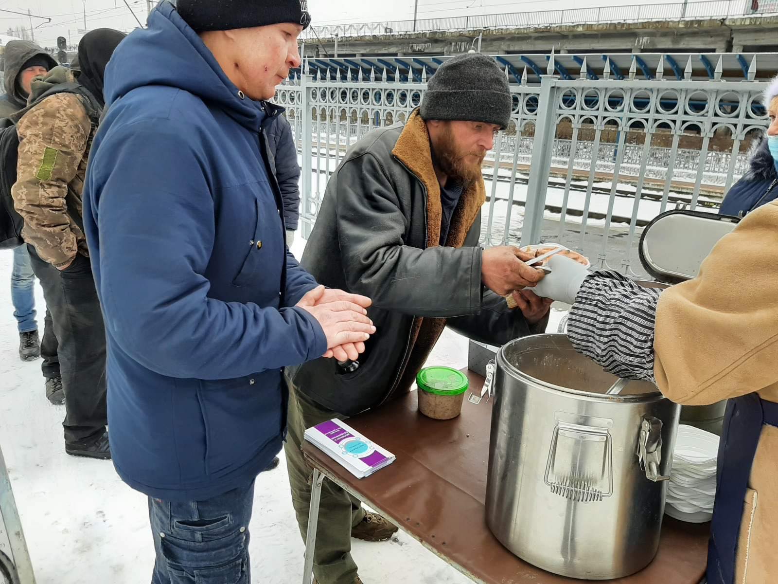 На вулицях Києва бездомних годують гарячими обідами