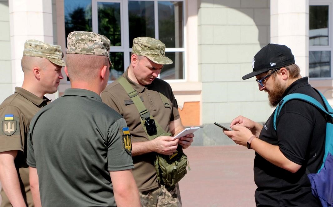 Кияни можуть поскаржитися на поведінку працівників військкоматів: як це зробити