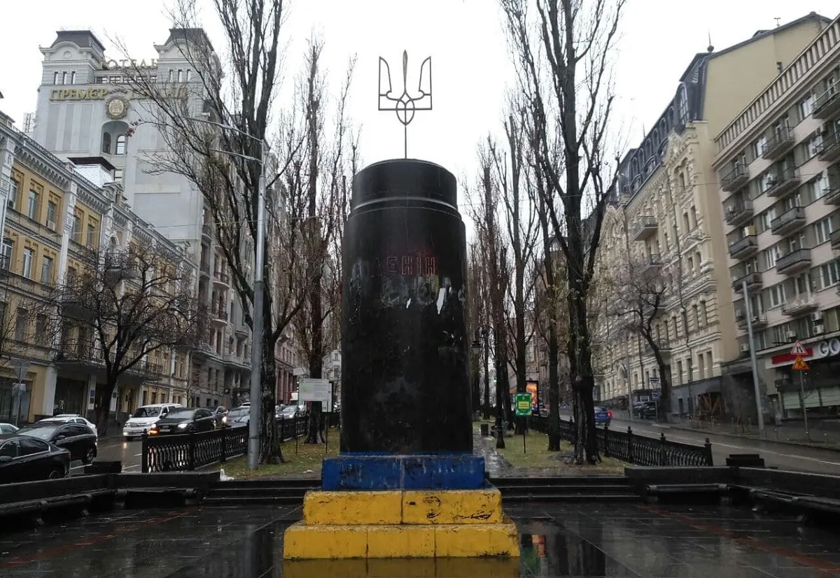 Кияни ініціюють знесення постаменту колишнього пам'ятника Леніну в центрі міста