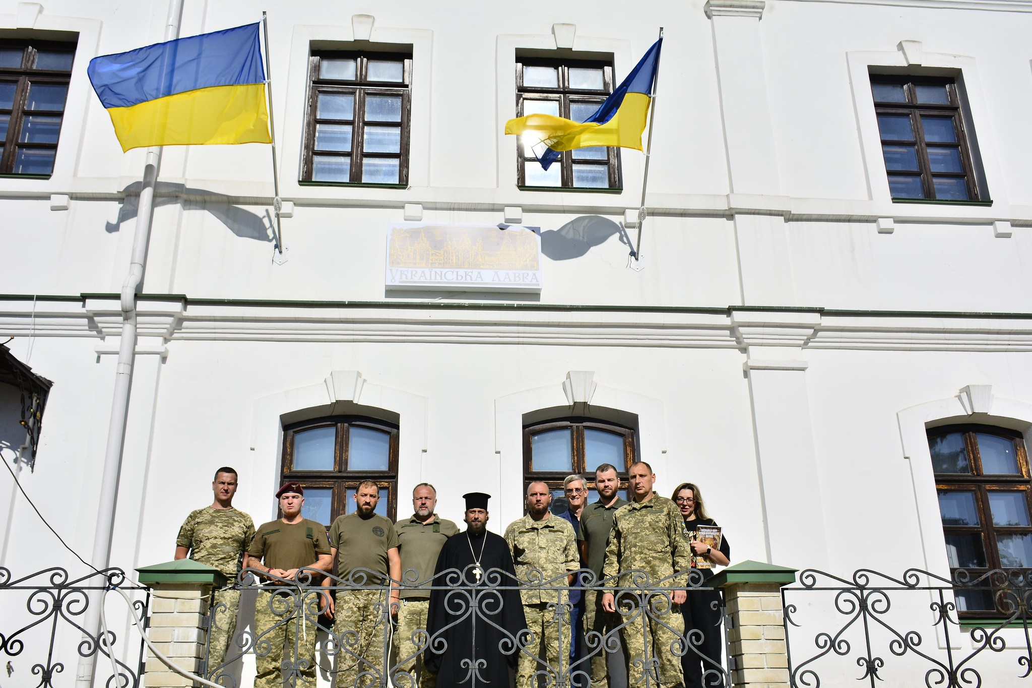 У приміщеннях Києво-Печерської лаври, де раніше були служителі УПЦ, підняли українські прапори