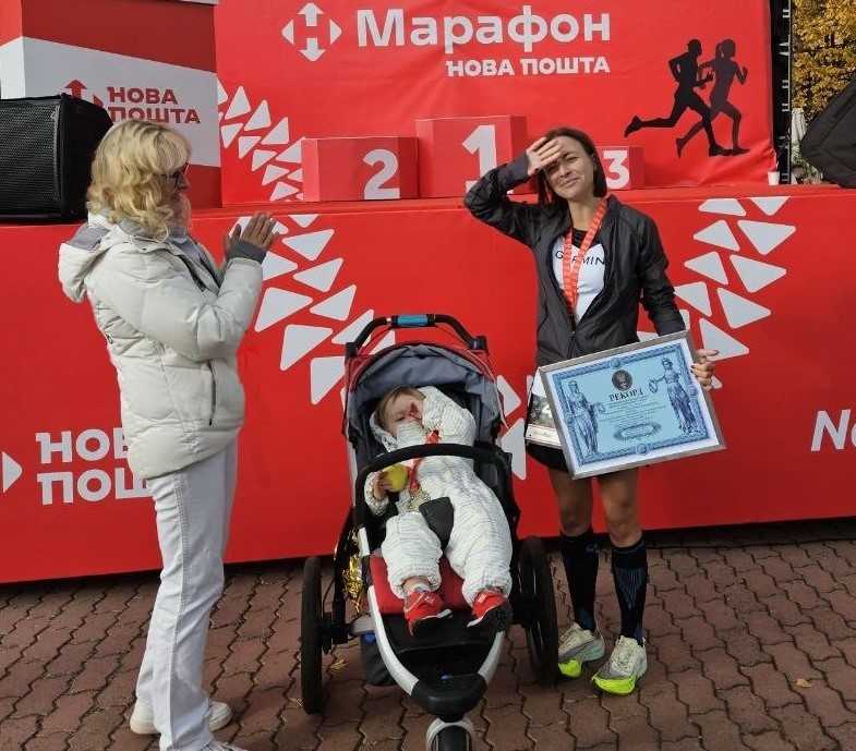 Киянка пробігла марафон з дитиною у візку – забіг присвятила загиблому на фронті брату