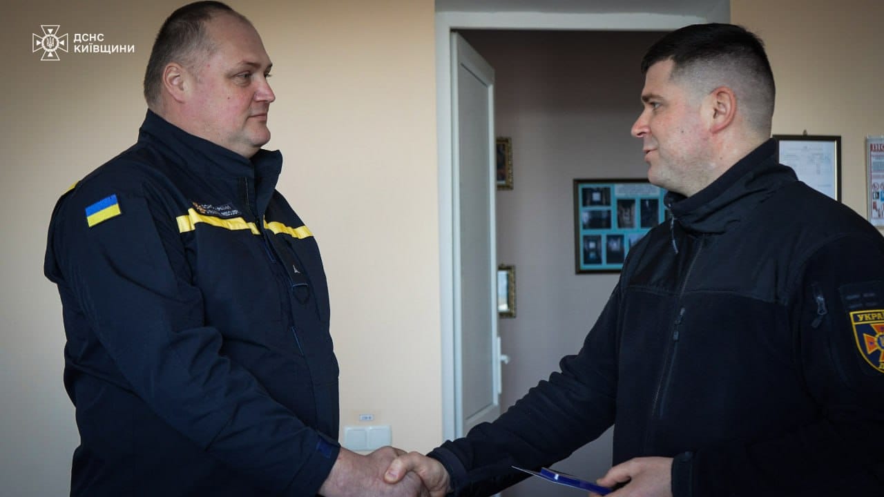 Бійців ДСНС із Київщини нагородили медалями за порятунок людей