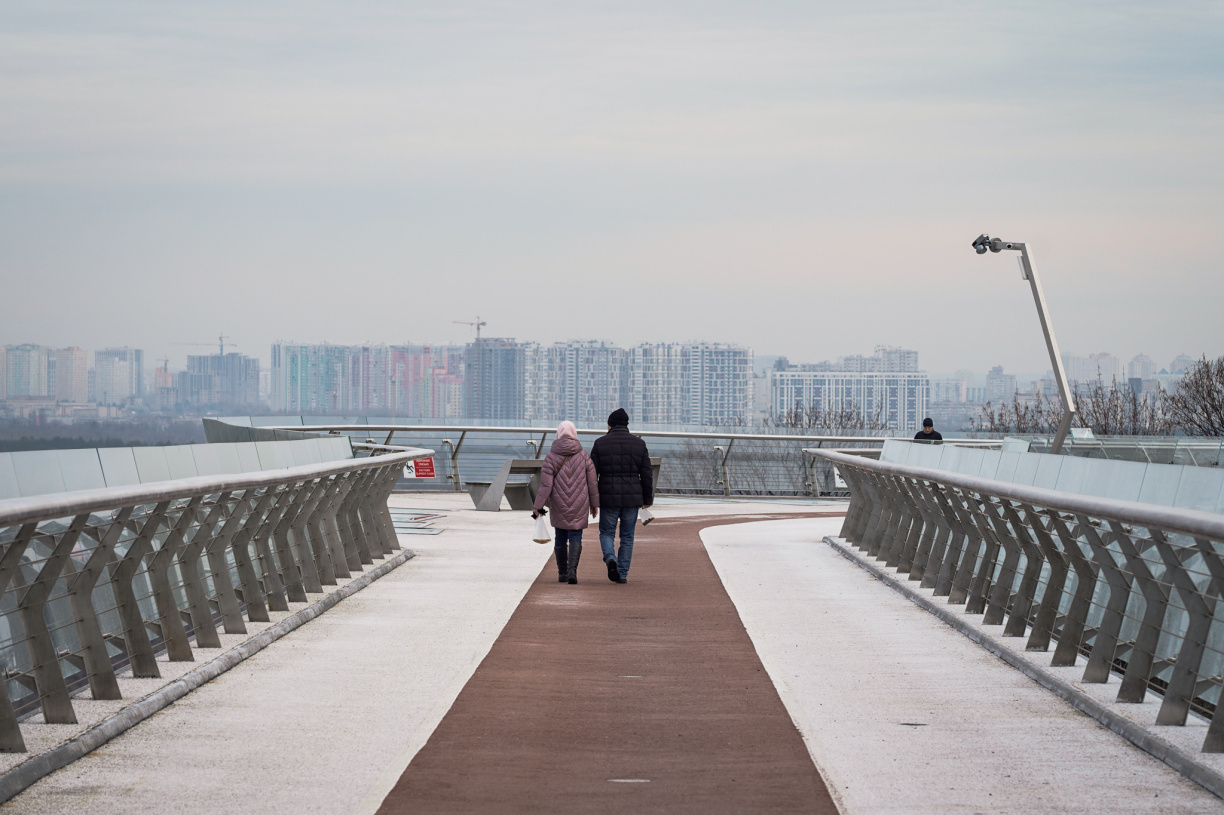 На скляному мосту в Києві з'явилася тріщина: коли замінять пошкоджену ділянку