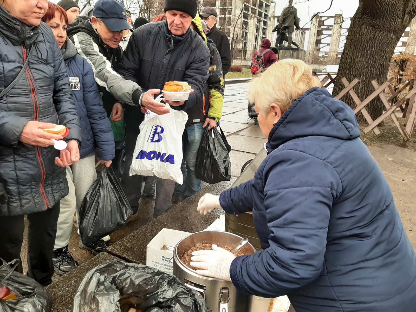 У Києві завершив роботу соцпатруль, який годував безхатьків гарячими обідами