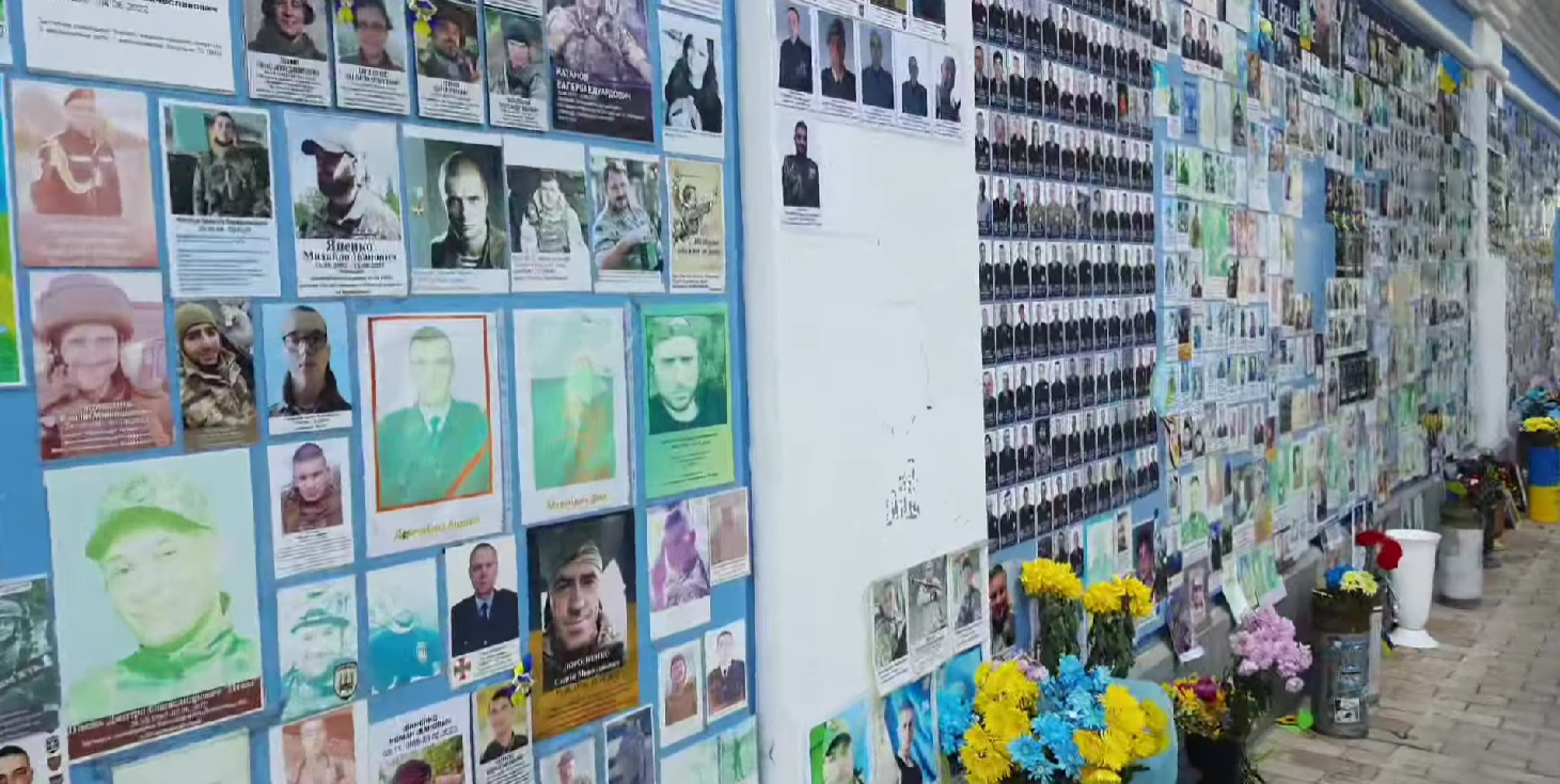 У Києві вандали зривають фото загиблих воїнів зі Стіни пам'яті