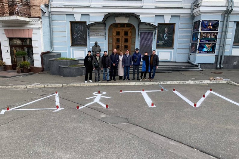 Київські театри вшанували пам'ять жертв авіаудару по драмтеатру в Маріуполі
