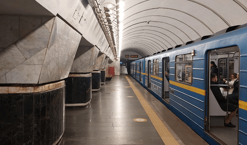 Скільки людей користуються київським метро