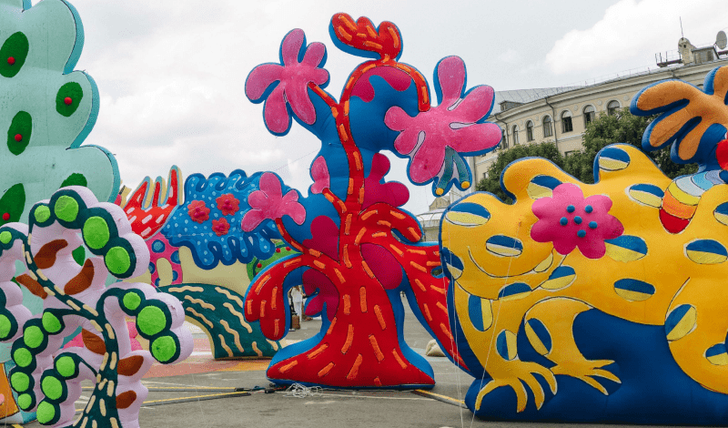 скульптура червона квітка