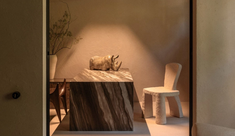 кабінет нотаріуса, що нагадує галерею