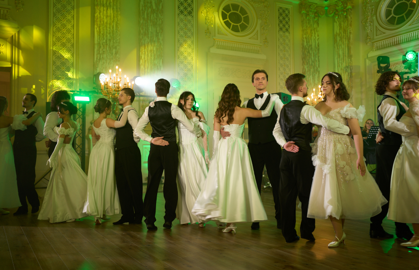 дівчата, що взяли участь у балу