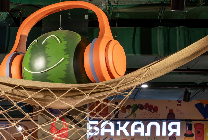 кавун у гамаку повісили в новому сільпо на виноградарі