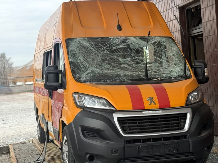 пошкоджена автівка ДТЕК після атаки рф 16 квітня