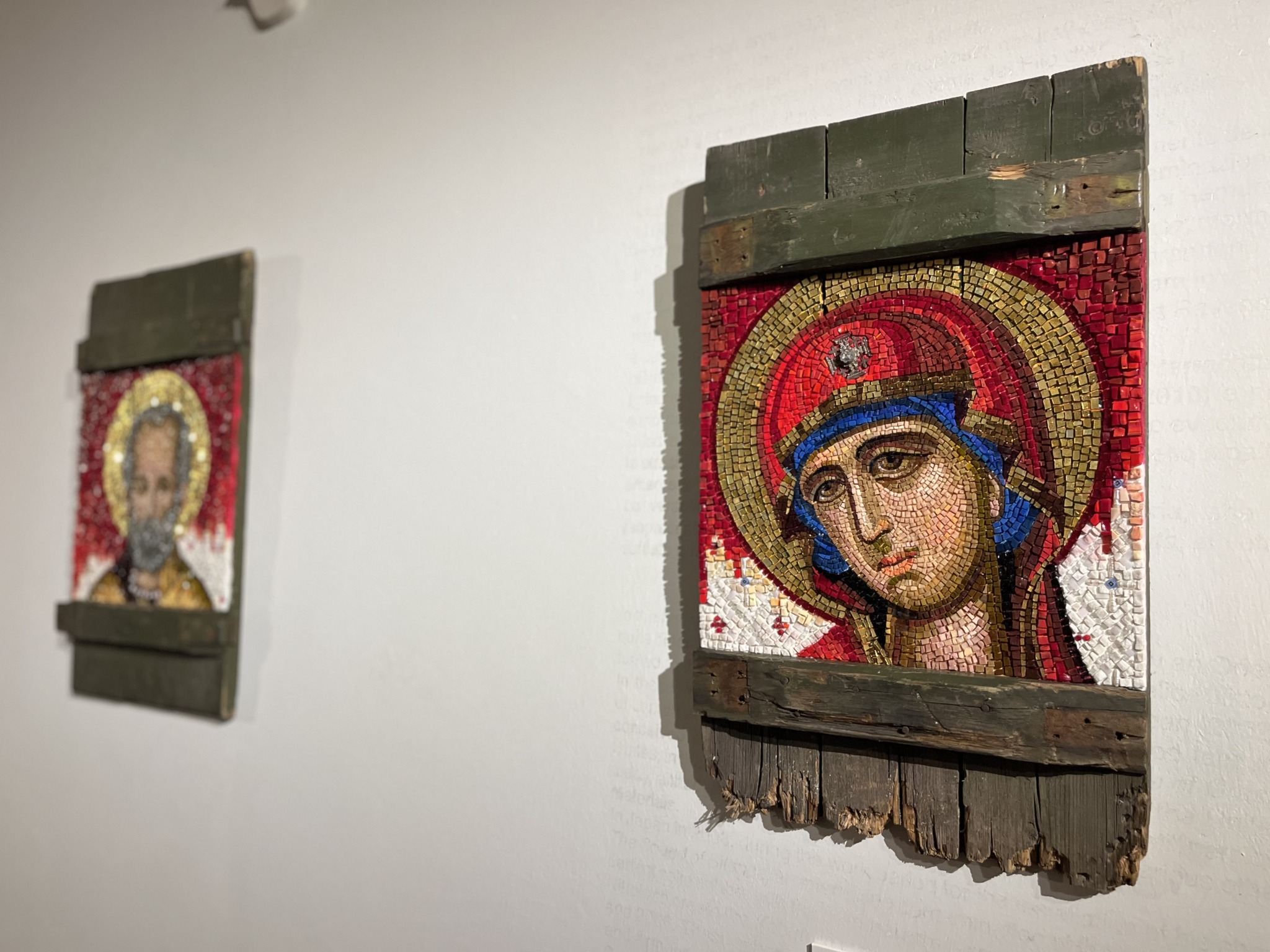 У Києві відкрили виставку ікон, виконаних на дошках ящиків з-під боєприпасів