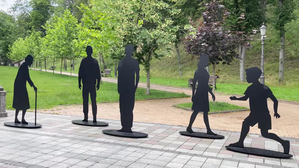 На Володимирській гірці встановили інсталяцію із силуетами людей: що вона означає