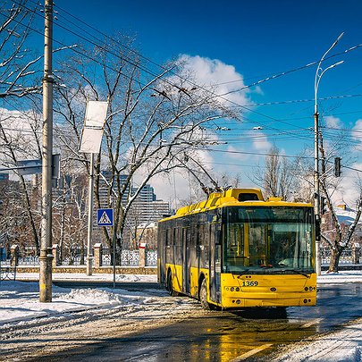 На правому березі не ходять трамваї та тролейбуси: дублюючі автобусні маршрути - 412x412