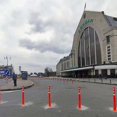 Біля Центрального вокзалу почали пересаджувати дерева: це частина підготовку до оновлення паркінгу - 412x412