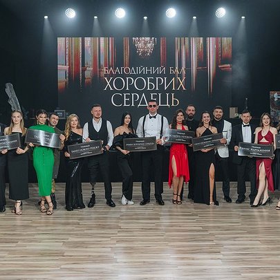 У Києві відбувся благодійний бал, де на паркет вийшли військові з протезуваннями - 412x412