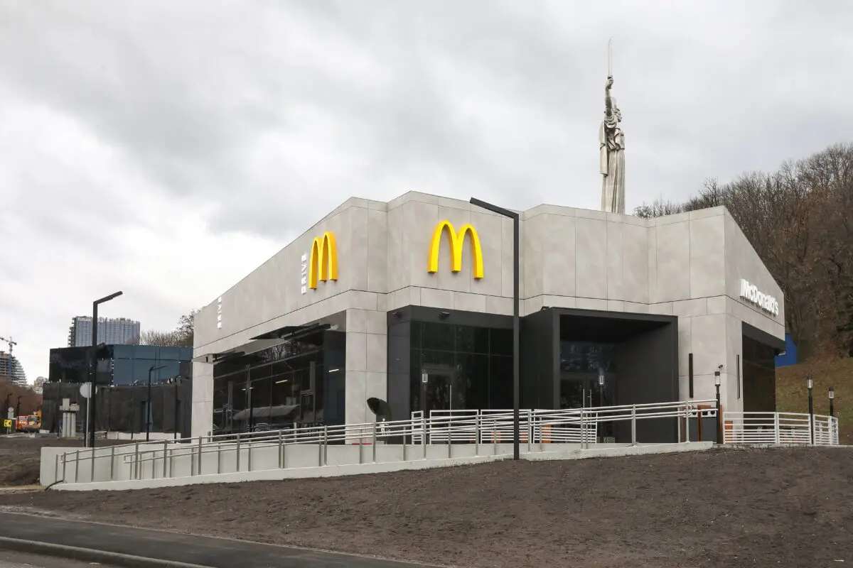 McDonald's відкрив новий ресторан у Києві, біля "Батьківщини-матері"