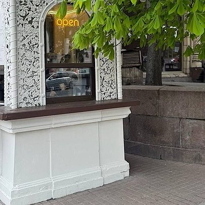 У найстарішому кіоску в центрі Києва тепер можна придбати каву: як він тепер виглядає - 412x412