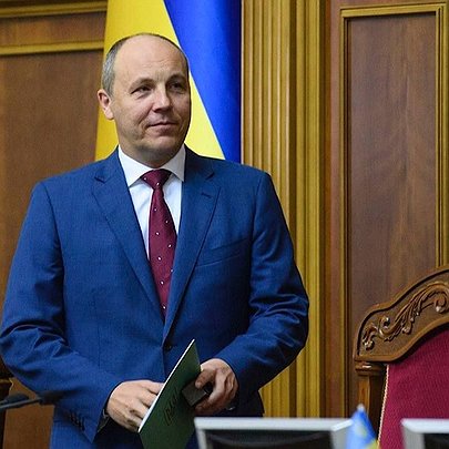 У Києві безіменний проїзд поблизу Маріїнського парку названо на честь Андрія Парубія: подробиці - 412x412