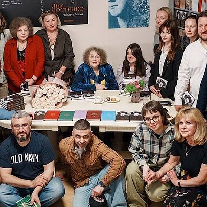 Ліна Костенко презентувала нову збірку "Вітер із Марса": її розкупили до старту продаж - 412x412