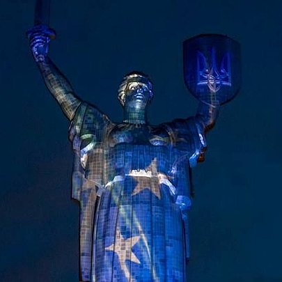 "Батьківщина-мати" засяяла кольорами прапора ЄС в день Європи: фото - 412x412