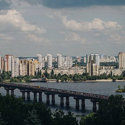 Рух транспорту на мосту Патона тимчасово обмежать: що відомо - 412x412