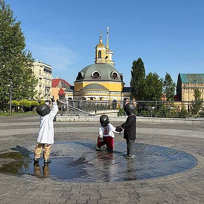 Мініскульптури засновників Києва на Поштовій площі переодягли у вишиванки: фото - 412x412