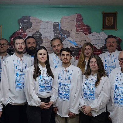 Українські полярники показали унікальну "Антарктичну  вишиванку": пінгвіни, кити та знак Вернадського - 412x412