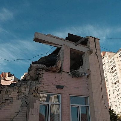 У Голосіївському районі через російську атаку пошкоджено одну з найбільших амбулаторій: що відомо - 412x412