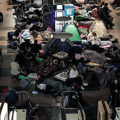У Києві розгорівся скандал через намети в метро під час обстрілів: чи заборонять їх у підземці - 412x412