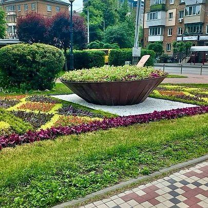 Український борщ на вишитому рушникові прикрашає сквер на проспекті Повітряних Сил: фото - 412x412