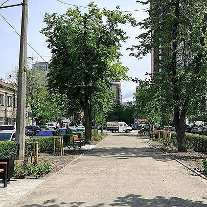 У Голосіївському районі завершили облаштування кишенькового скверу на Володимиро-Либідському бульварі: що змінилося - 412x412