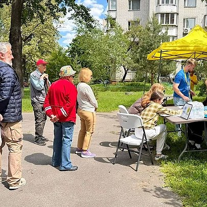 У трьох районах Києва розгорнули штаби допомоги постраждалим від нічної атаки рф: куди звертатися - 412x412