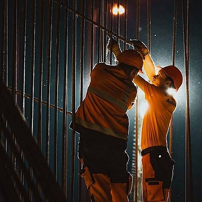 Шляхопровід біля метро "Чернігівська" ремонтують цілодобово: як виглядає нічний процес робіт - 412x412