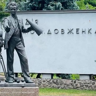 На кіностудії Довженка уламок паркану після атаки рф став "експонатом" для екскурсій: фото - 412x412