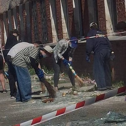 Кияни допомагають відновлювати кіностудію Довженка після російського удару: як пройшла толока - 412x412