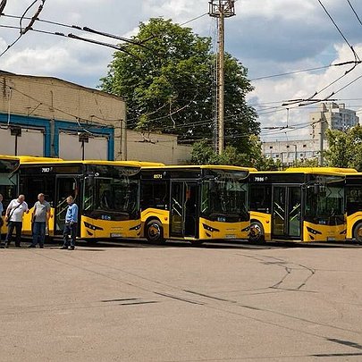 Відсьогодні у Києві курсують нові сучасні низькопідлогові тролейбуси та автобуси: що в них особливого - 412x412