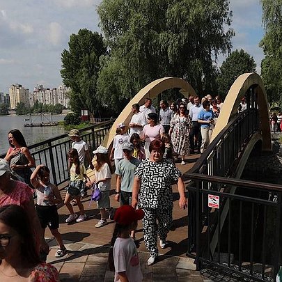 На Оболоні створили Вільнюський сквер та новий пішохідний міст: фото офіційного відкриття - 412x412