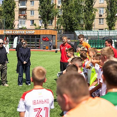 Олена Зеленська та Говард Баффетт зустрілися з вихованцями "Локомотива" і "Залізної зміни" - 412x412