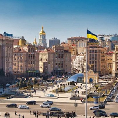 До Дня Конституції України киян і гостей столиці запрошують на автобусні та пішохідні екскурсії містом: деталі - 412x412