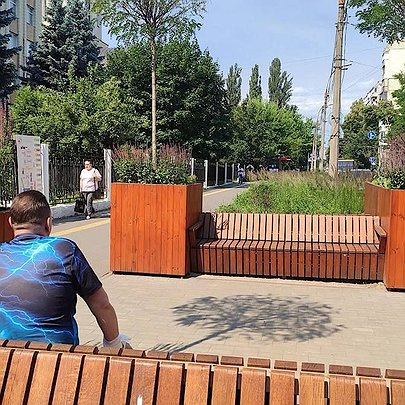 Біля Київської обласної лікарні облаштували кишеньковий сквер замість 20 МАФів: фото - 412x412