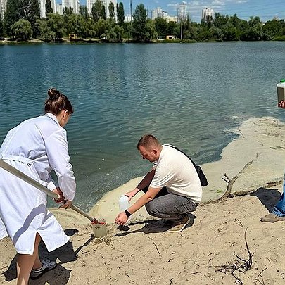 На озері Небреж у Києві з'явилася піна у річці: що кажуть фахівці - 412x412