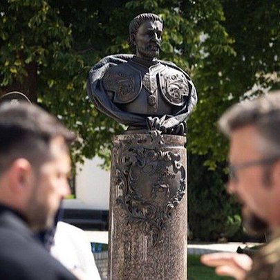 На місці пам'ятника Леніну в центрі Києва встановлять монумент Івану Мазепі - 412x412