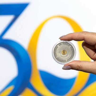 НБУ випустив пам'ятну монету до 30-річчя Конституції України: який вона має вигляд - 412x412