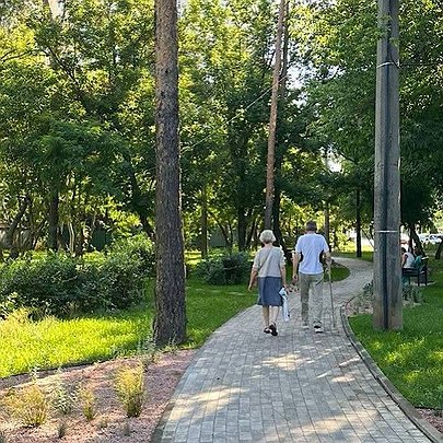 У Дніпровському районі Києва оновили кишеньковий сквер: висадили понад 600 рослин - 412x412