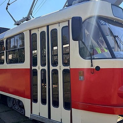 У Києві капітально відремонтували ще один трамвай Tatra T3: який він тепер має вигляд - 412x412
