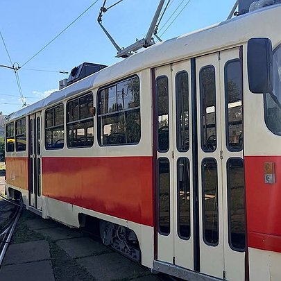 У Києві капітально відремонтували ще один трамвай Tatra T3: який він тепер має вигляд - 412x412